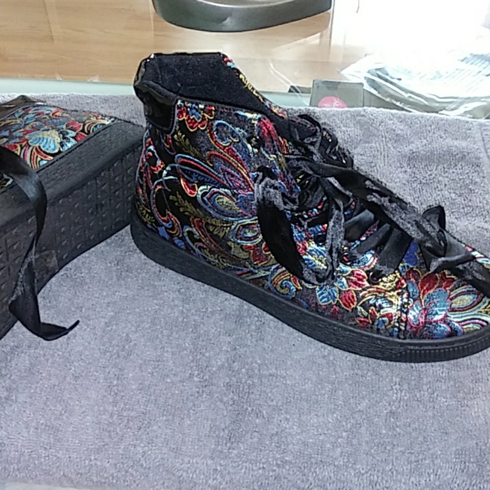 High top tennis shoe